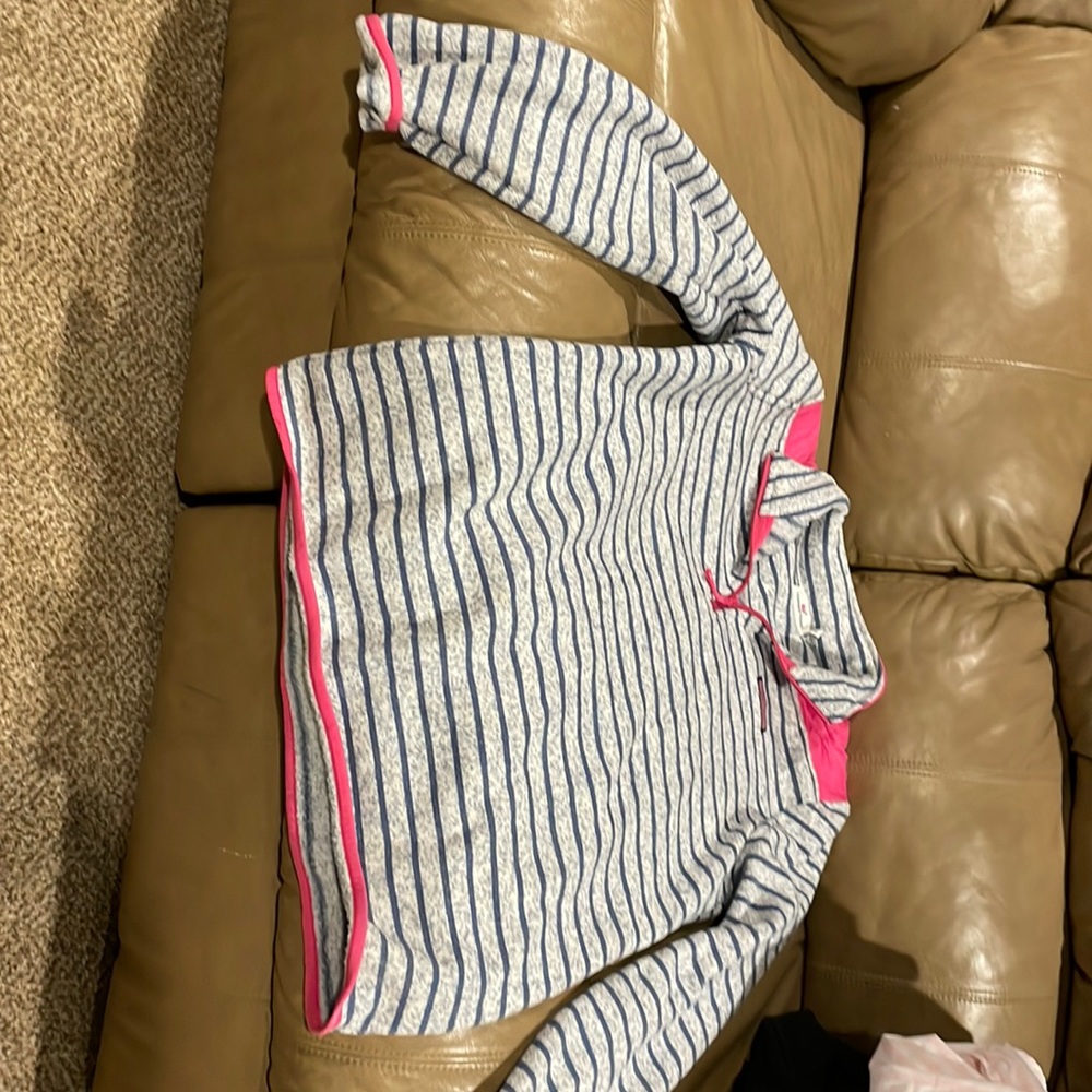 Vineyard Vine pullover Medium